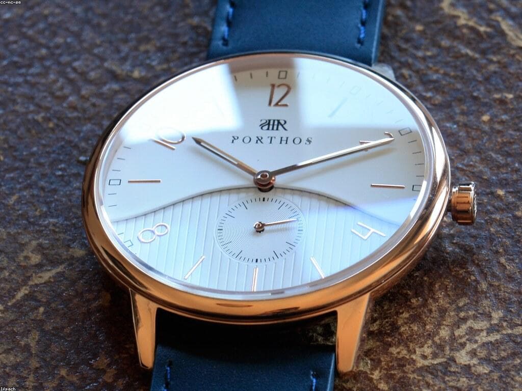 Montre Classic en acier, cadran clair — vue 6